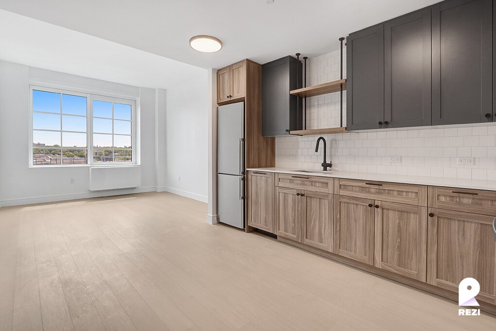 Primary Photo - 36-20 Steinway St