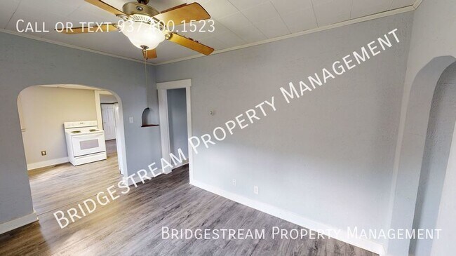 Building Photo - 2 bedroom, 1 bath home with detached 1 car...