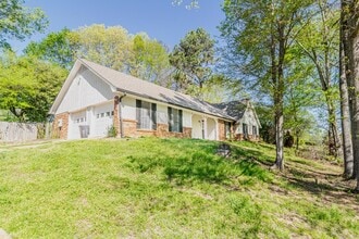Building Photo - 703 Parker Dr