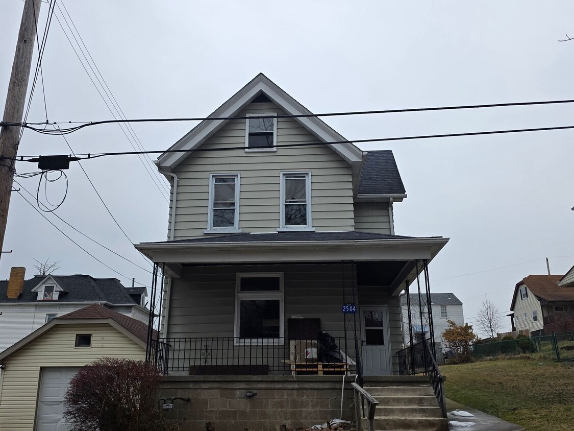 Spacious 3-Bedroom Home with Granite Countertops & Huge Eat-In Kitchen - Spacious 3-Bedroom Home with Granite Countertops & Huge Eat-In Kitchen