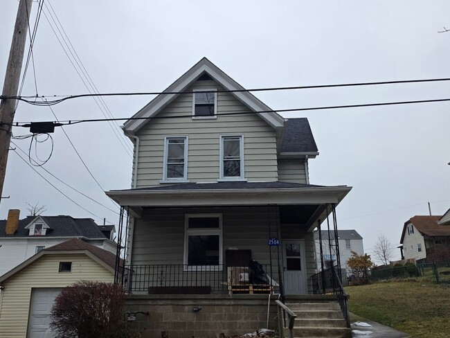 Spacious 3-Bedroom Home with Granite Countertops & Huge Eat-In Kitchen - Spacious 3-Bedroom Home with Granite Countertops & Huge Eat-In Kitchen