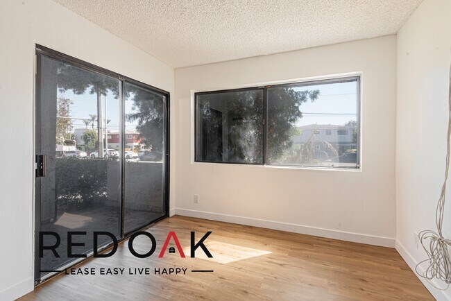 Foto del edificio - ~1 Month FREE~ Sun Drenched Two Bedroom wi...