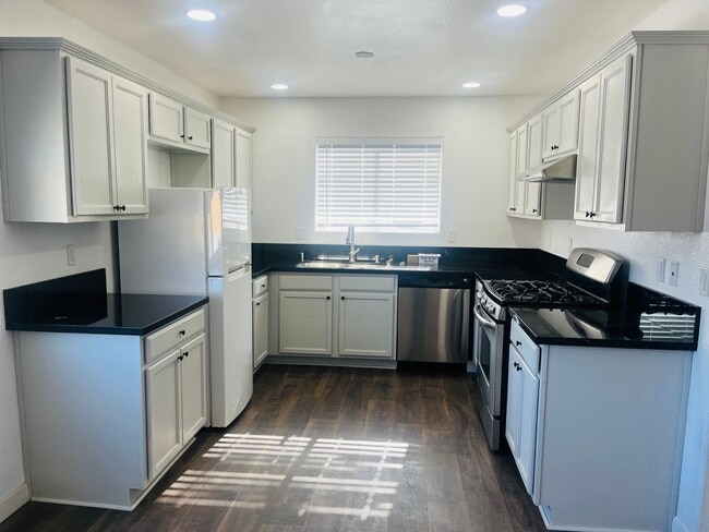 Building Photo - 3 Bedroom 2 Bathroom Home!