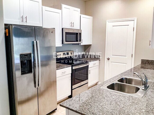 Building Photo - BELMONT TOWNHOMES - Beautiful 3 BR in Reso...