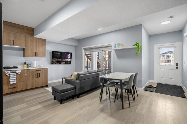 Building Photo - 142 Canoe Crescent SW