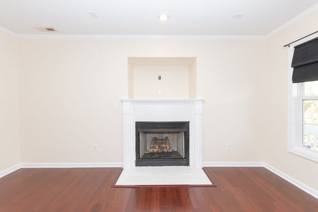 Building Photo - MOVE-IN READY $300 off first month