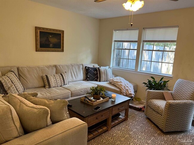 Foto del edificio - 113 McClure Dr