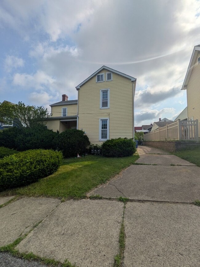 Building Photo - 725 Chartiers St