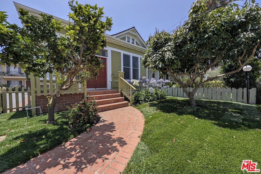 Primary Photo - 222 Bicknell Ave