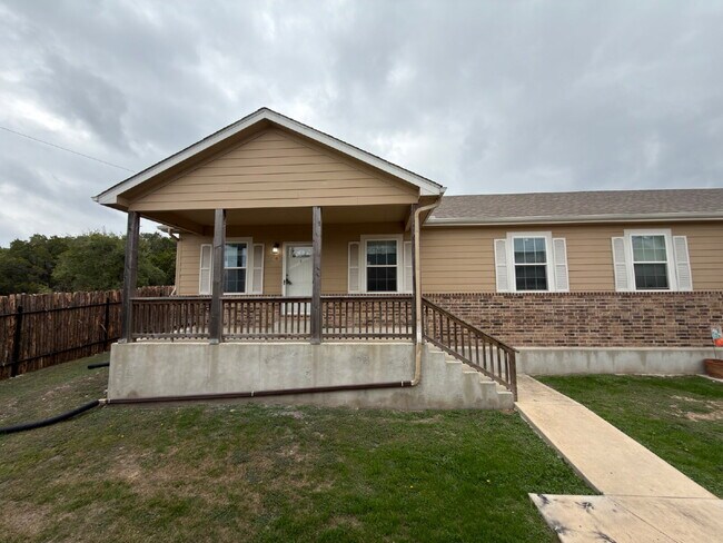 Building Photo - Three bedroom duplex close to Canyon Lake Highschool