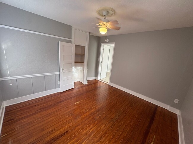 Building Photo - 3 Bed / 2 Bath Single-Family Home Near Dow...