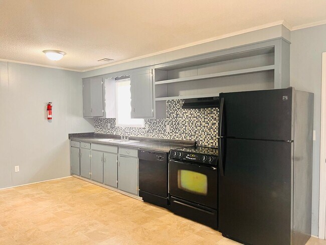 Building Photo - 3 Bedroom Home- Coming soon!