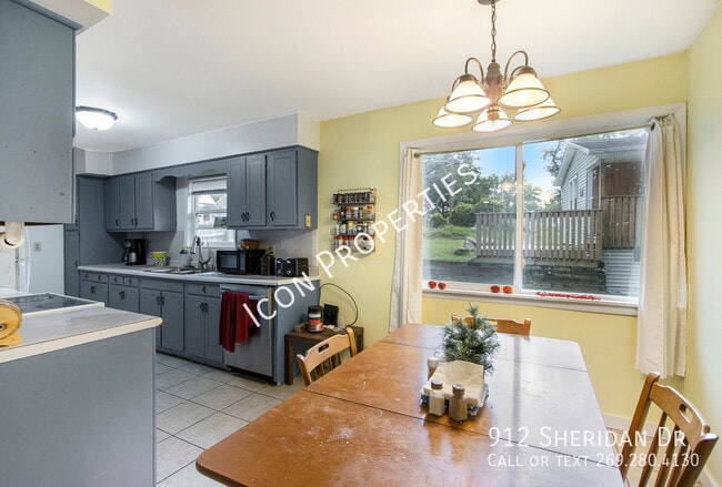 Building Photo - 912 Sheridan Dr