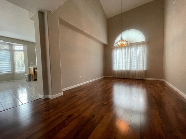 Building Photo - MAJOR PRICE DROP Luxurious 4Bed, 3Bath w/l...