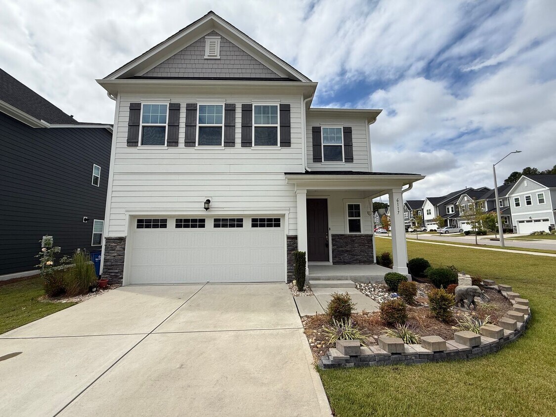 Primary Photo - Stunning 5BD, 3BA Raleigh Home Within the ...