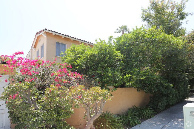 Building Photo - 174 Swall Dr