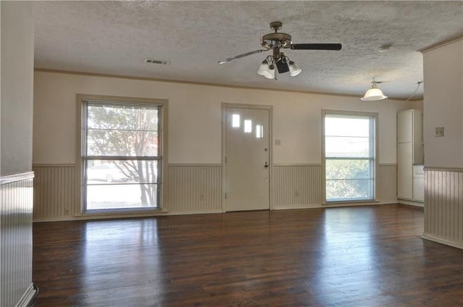 Living area - 6950 Hillcrest Ave