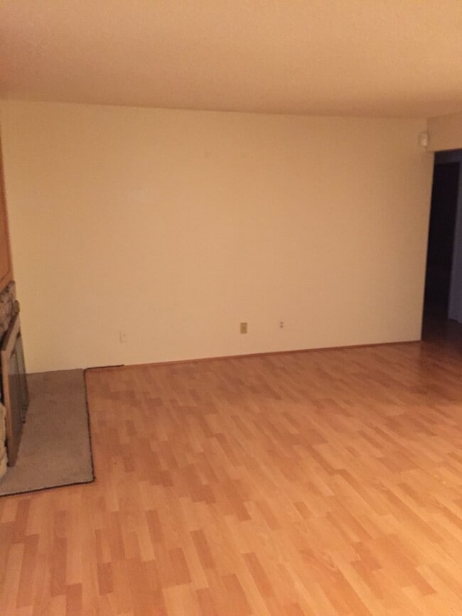 Building Photo - "Charming 1-Bedroom Condo with Cozy Fireplace in Aurora's Apple Tree East Community!"