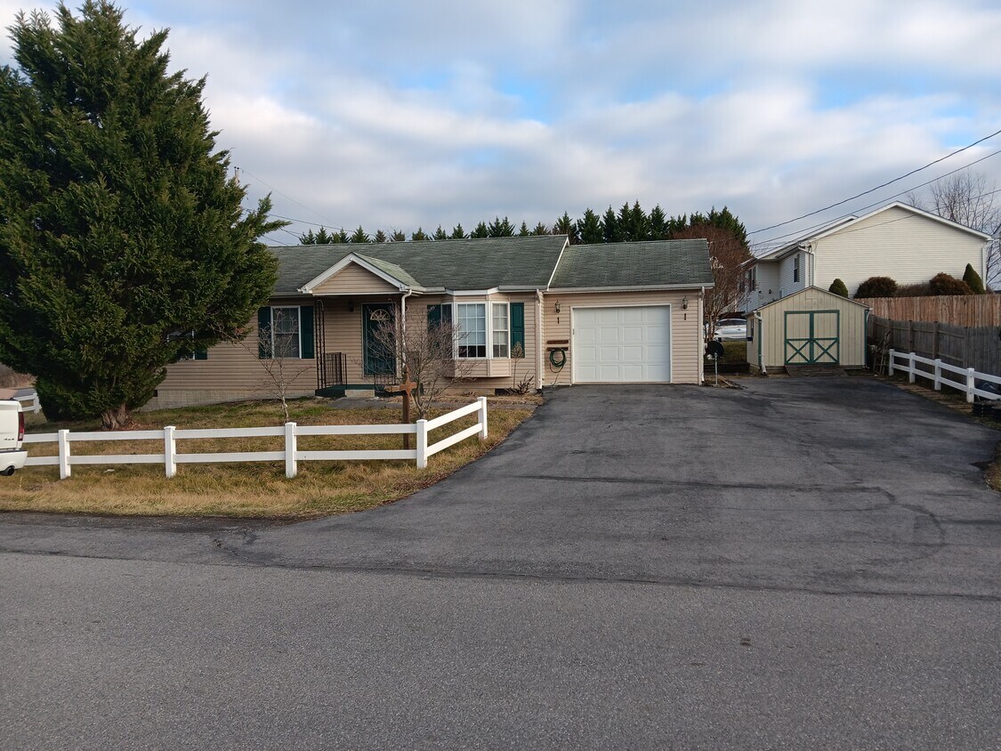 51 Idyllwood Dr, Inwood, WV 25428 House Rental in Inwood, WV