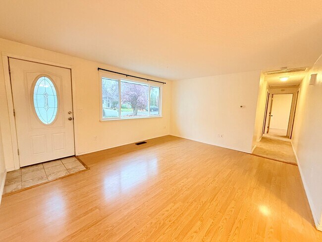 Foto del edificio - Ranch Style 4 Bedroom Beaverton Home Close To Shopping!