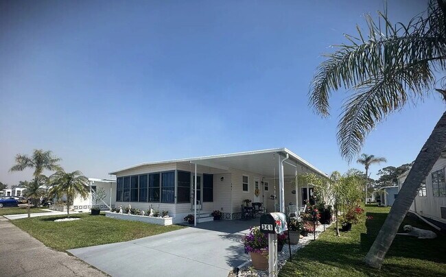 Foto del edificio - "Charming 2-Bed, 2-Bath Retreat in Nokomis!"