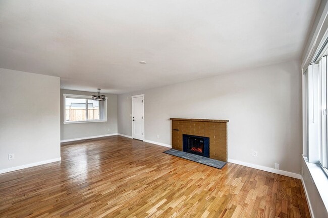 Building Photo - East Lynnwood Three Bed, 1 1/2 Bath Rambler