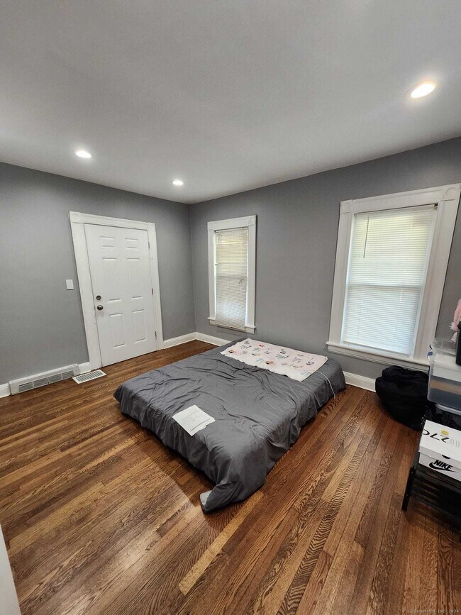 Foto del edificio - 1851 Central Ave