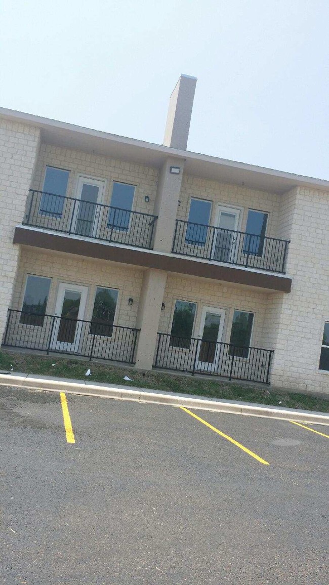 Building Photo - 901 E Redbud Ave