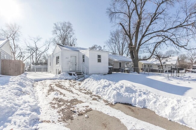 Building Photo - Newly remodeled 2 bedroom 1 bath home