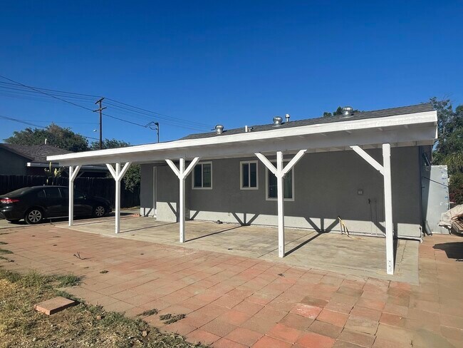 Foto del edificio - 10839 Burnet Ave