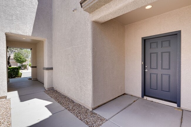 Building Photo - SPACIOUS 3 BEDROOM HOME IN 89044