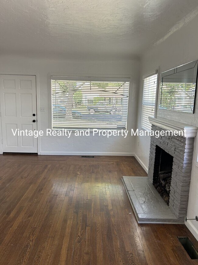 Foto del edificio - Updated 2 Bedroom Classic Home That's Ready To Go!!!