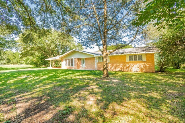 Foto del edificio - Large 4Bed/2Bath House on Beautiful Lot