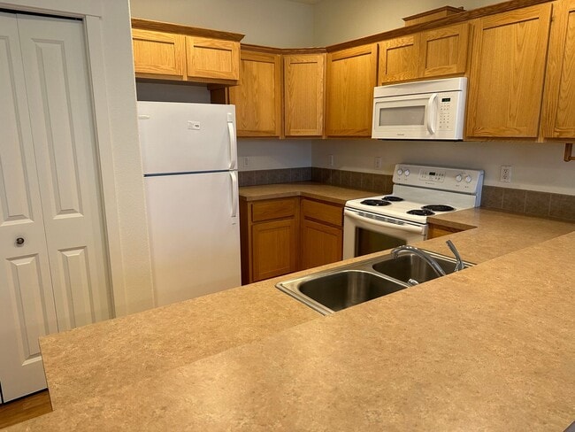 Building Photo - $500 OFF FIRST FULL MONTH - Fresh Paint, n...