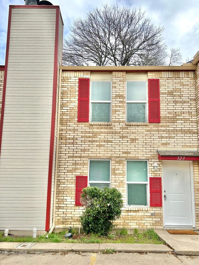 Foto principal - 2 Bed 1.5 Bath Townhome