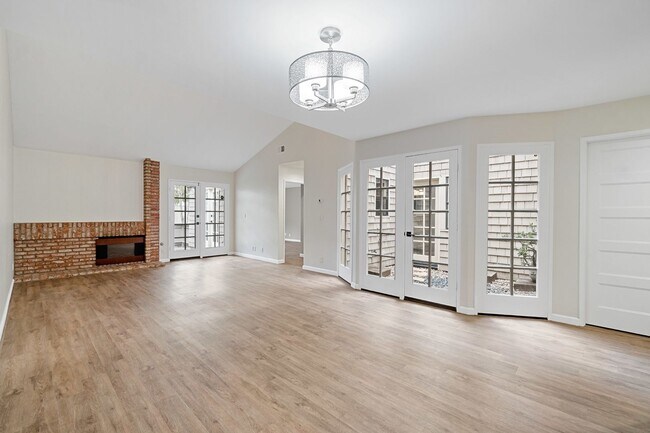 Foto del edificio - San Diego Desirable Del Cerro - APRIL FREE - 3 bed / 2 bath Attached Home w Garage, Patio, and A/C