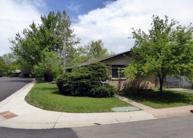 Foto del edificio - 1712 Crestmore Pl