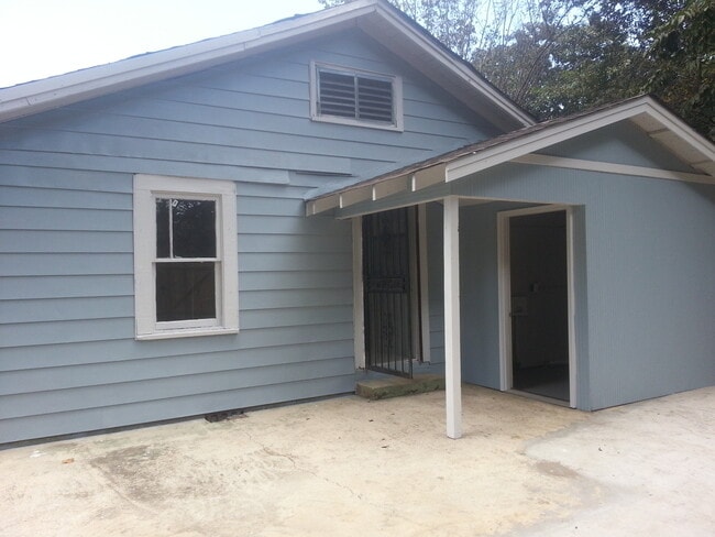 Building Photo - Large 4 bedroom 2 bathroom with huge privacy fenced back yard