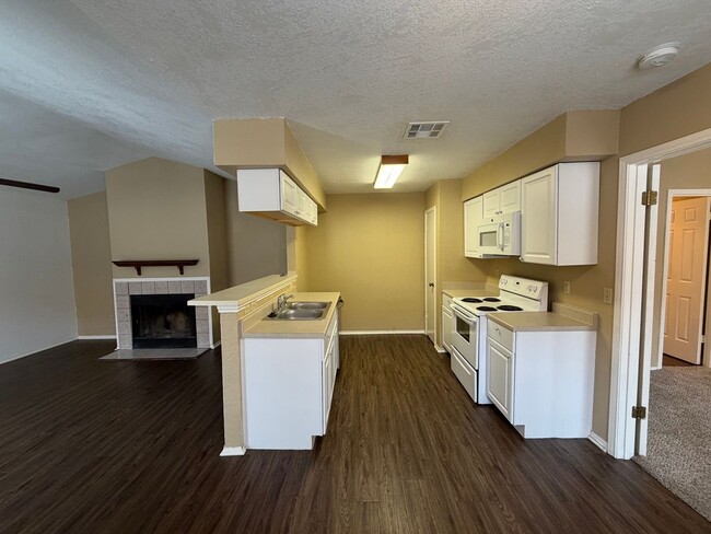 Building Photo - Welcome home to this charming 2-bedroom, 2-bathroom duplex located in Woodstone Subdivision - loc...