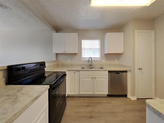 Foto del edificio - 16319 Silver Sky Ln
