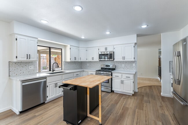 Building Photo - 700 Glen Abbey Cir