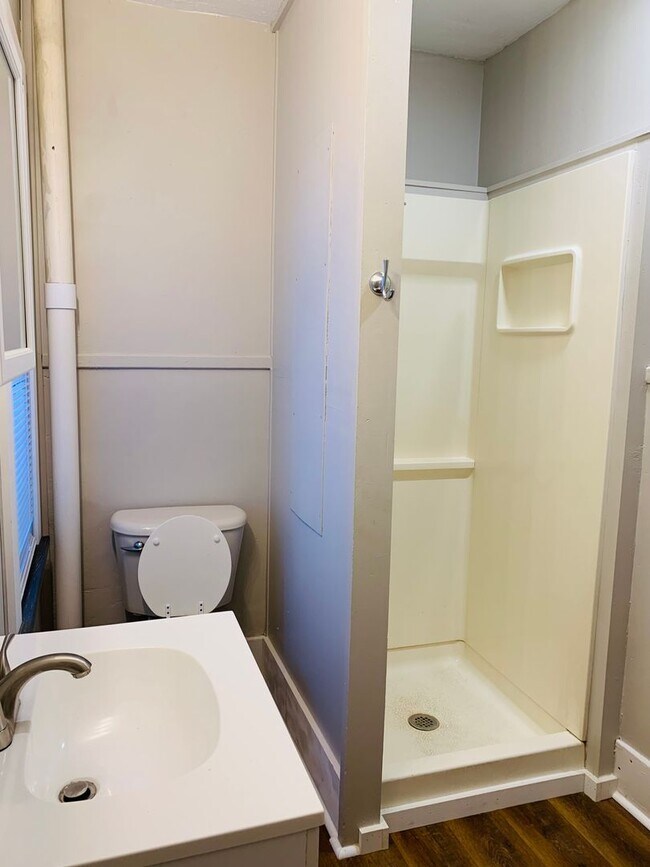 Foto del edificio - 385 E Perry St