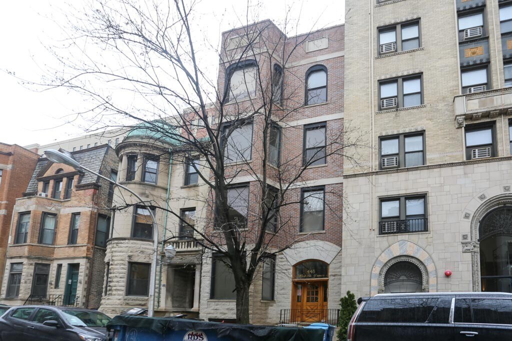 Foto principal - 448 W St James Pl