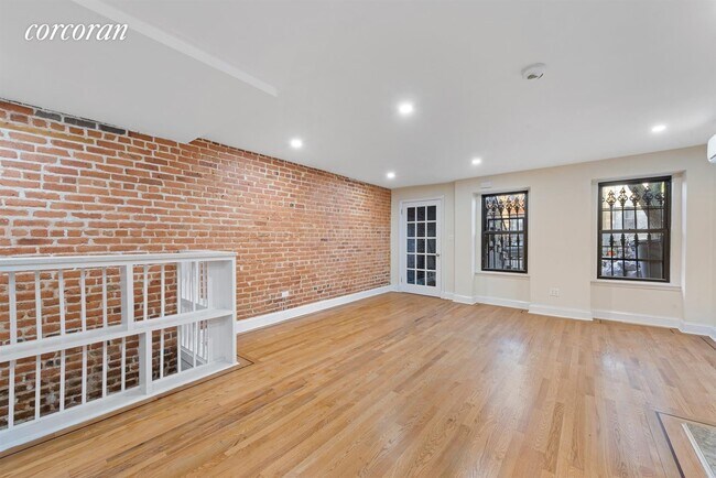 Building Photo - 542 Lexington Ave