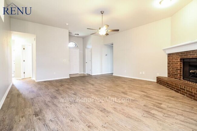 Foto del edificio - SPECIAL: 50% off first month's rent!  This...