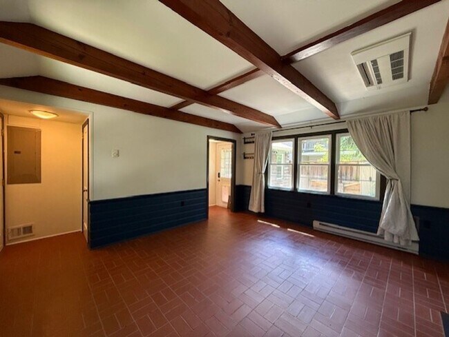 Foto del edificio - Charming One Floor Living Downtown!