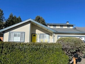 Building Photo - 211 Ridgeview Dr