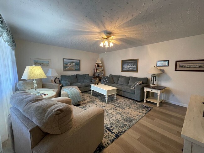 Building Photo - Fully Furnished Short Term Rental!
