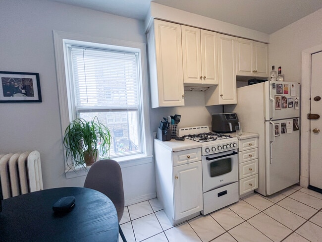 Foto del edificio - 654 W Oakdale Ave