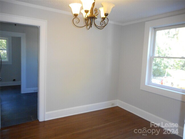 Building Photo - 236 S Sycamore St